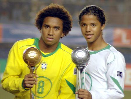 gio2santos en feat avec 1 bresilien,lors de la remise des trophées,et il etè 2eme meilleur journée de la copa de -20ans!!!