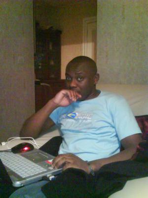 lui sè gar100 capable alias angambi,mon poto de l'otre coté du paname;big up a toi!!!