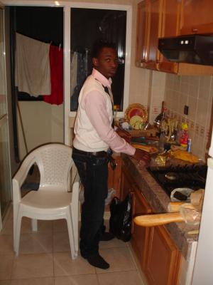 teddy tjrs fashion,alor la  misère  des etudiants,preparez ta bouffe a seul,plus de daronne t'occuper deça!!!