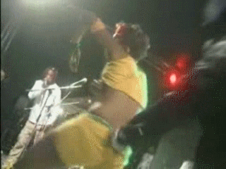 mattez  ce ke fè koffi en plein concert ,mattez b1 ces mains!!!