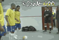 mattez ce ke fais r10 à l'arbitre,et robinho se moque de lui !!!